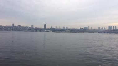 İstanbul şehir manzarasında İstanbul Boğazı 'na bakan ve bulutlu bir günde mavi saatte Şehitler Köprüsü' nden geçen 15 Temmuz 'a bakan bir kamera görüntüsü.