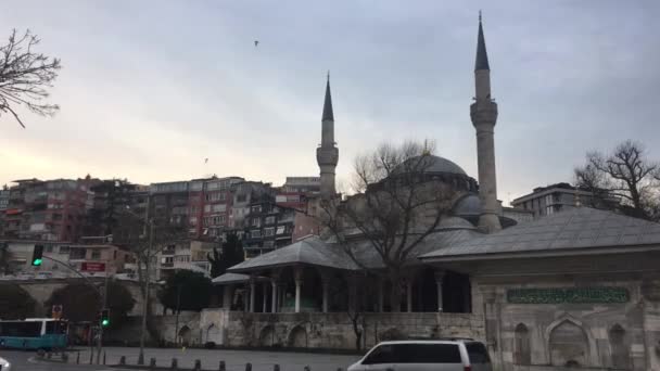イスタンブールのスカルダールにあるミイリマ スルタン モスクの外観 巨大なモスクは 開かれた空と住宅構造の背景に座っています ドームとミナレットの前でシーガルが見えるフラッター — ストック動画