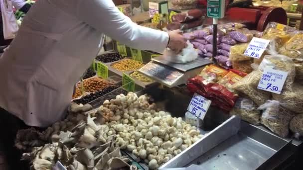 在伊斯坦布尔的一家商店里 一个身份不明的摊贩正在给一袋新鲜蘑菇配料 — 图库视频影像