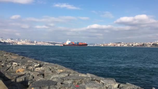 Een Groot Schip Geladen Met Containers Die Gouden Hoorn Bosporus — Stockvideo