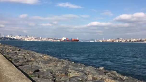 トルコ イスタンブールのゴールデンホーンとボスポラス海峡を経由して港に移動するコンテナを積んだ大型船舶 船は遠くにあり 冷たい水の中をゆっくりと動いています — ストック動画