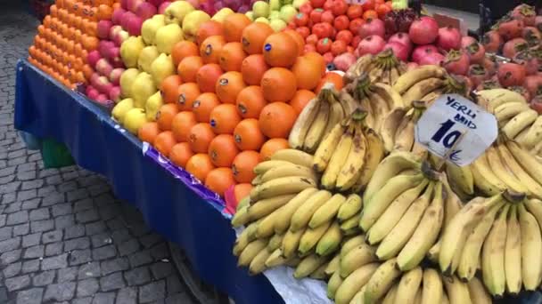 Carro Con Limones Frescos Naranjas Manzanas Plátanos Granadas Encuentra Mercado — Vídeo de stock