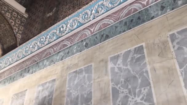 天井と有名なVestibuleモザイクは イスタンブールトルコでHagiaソフィアに入ったときに発見しました — ストック動画
