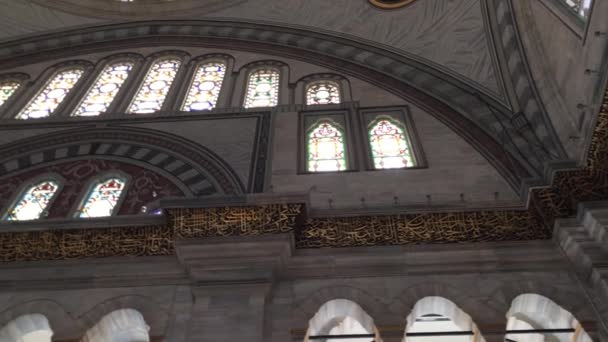 土耳其伊斯坦布尔Nuruosmaniye清真寺 Nuruosmaniye Camii 美丽的内部 雅致的白色大理石反映了自然光 使房间明亮而充满活力 — 图库视频影像