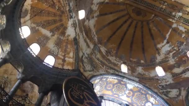 イスタンブールトルコのハギアソフィア内部の天井を示すパンニングショット — ストック動画
