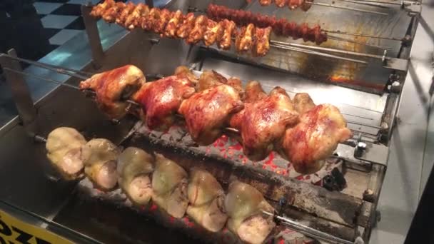 Whole Parts Chicken Roasting Open Rotisserie Market Istanbul Turkey — Stock Video