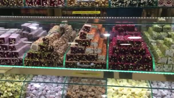イスタンブールトルコで有名なデザートトルコデライトのマーケットディスプレイ 視覚的に喜んでいる色の品揃えのために作る多くの味があります — ストック動画