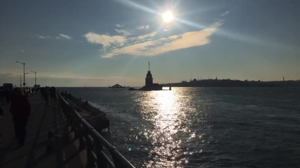 Den Bosporus Hinunter Richtung Jungfrauenturm Istanbul Während Die Sonne Tief — Stockvideo