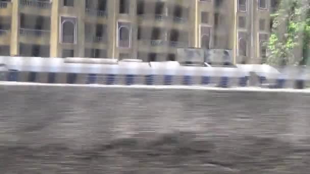 2021年6月1日 开罗至埃及卢克索铁路线 从火车车厢窗口看到的经过开罗郊区和游客的正常路径的景色 — 图库视频影像