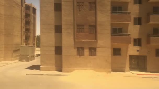 2021年6月1日 カイロからエジプトのルクソール トレイン ラインへ 列車の窓の外を通ってパンデミックパスを通って建設していたアパートの建物 — ストック動画