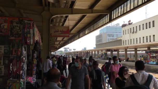 Июня 2021 Каир Вокзал Каир Египет Посетители Ждут Поезд Платформе — стоковое видео