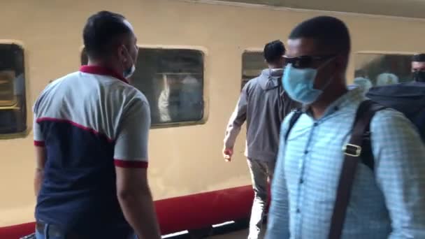 Июня 2021 Каир Вокзал Каир Египет Посетители Садятся Пассажирский Поезд — стоковое видео