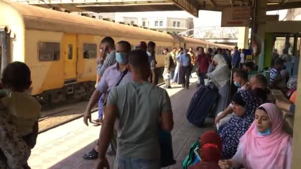 2021年6月1日 カイロ駅 エジプト パトロンはエジプトのカイロ駅のプラットフォームで列車を待っています — ストック動画