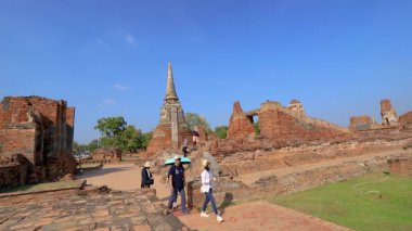 16 Aralık 2019 - Wat Mahathat, Ayutthaya Tayland - Bir grup Çinli turist kazı altındaki tapınak harabelerinde yürüyor.