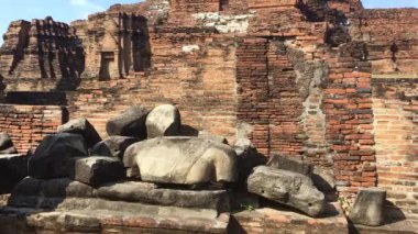 16 Aralık 2019 Wat Mahathat, Ayutthaya, Tayland. Tayland 'da neredeyse boş bir turizm sahası. Turizm sayısı azaldı ve bir daha geri dönmedi..
