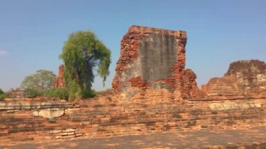 16 Aralık 2019 Wat Mahathat, Ayutthaya, Tayland. Tayland 'da neredeyse boş bir turizm sahası. Turizm sayısı azaldı ve bir daha geri dönmedi..