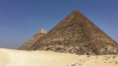 28 Mayıs 2021 - Giza Necropolis, Kahire, Mısır. Giza 'daki sfenks ve piramitlerin etrafında at arabası gezdiriyorum..