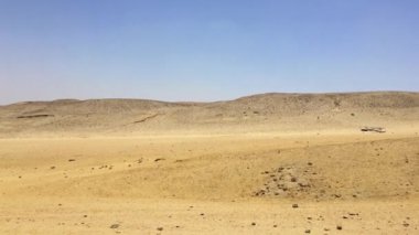 28 Mayıs 2021 - Giza Necropolis, Kahire, Mısır. Giza 'daki sfenks ve piramitlerin etrafında at arabası gezdiriyorum..
