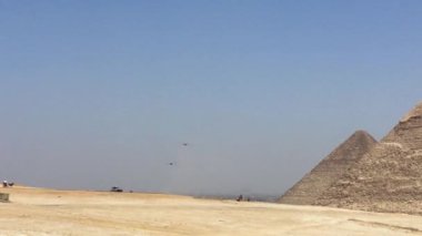 28 Mayıs 2021 - Giza Necropolis, Kahire, Mısır. Giza 'daki sfenks ve piramitlerin etrafında at arabası gezdiriyorum..
