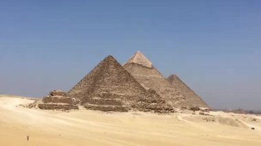 28 Mayıs 2021 - Giza Necropolis, Kahire, Mısır. Giza 'daki sfenks ve piramitlerin etrafında at arabası gezdiriyorum..