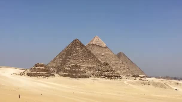 2021年5月28日 吉萨内格罗波利斯 Giza Necropolis 埃及开罗 骑着马和马车绕过吉萨的狮身人面像和金字塔 — 图库视频影像