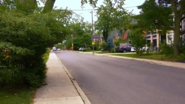 29 Haziran 2020 - Kuzey York, Ontario Kanada. Sakin bir yaz öğleden sonrasında sakin bir yerleşim yeri..