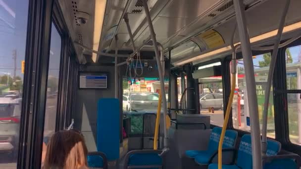 Juni 2020 Toronto Ontario Canada Ryttare Normalt Upptagen Ttc Buss — Stockvideo