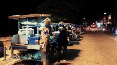 4 Mayıs 2022 - Jomtien Sahili, Chonburi Tayland. Yiyecek satıcıları, yiyeceklerini satış için belirtilmemiş bir alanda satarak yayalar için kaldırımı kapatıyor..