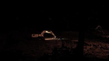 1 Mart 2022 - Jomtien Sahili, Chonburi Tayland. Büyük kazı makineleri, Tayland Körfezi 'ne yanaşmış gemilerden getirilen kumlarla kıyı şeridini inşa ediyor..