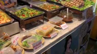 5 Mart 2022. The epprasit Night Market, Pattaya Tayland. Köri, çorba ve diğer ıslak Tayland mutfağı bir satıcı masasında servis edilir..