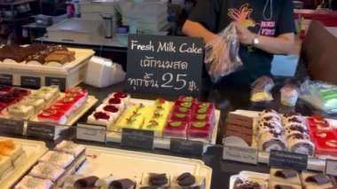 5 Mart 2022 - Pattaya Tayland 'daki Pepprasit Gece Pazarı. Turistlere ve yöre halkına bir satıcı tarafından çeşitli kek ve ikramlar satılıyor..