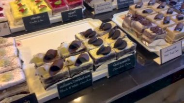 5 Mart 2022 - Pattaya Tayland 'daki Pepprasit Gece Pazarı. Turistlere ve yöre halkına bir satıcı tarafından çeşitli kek ve ikramlar satılıyor..