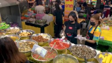 5 Mart 2022. The epprasit Night Market, Pattaya Tayland. Müşterilere hizmet eden bayanların yüksek açılı görüntüsü.