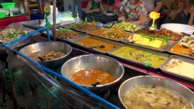 5 Mart 2022 - Pattaya Tayland 'daki Pepprasit Gece Pazarı. Yerel yapım, taze Tayland sokak yemekleri satıcılar tarafından taze olarak servis ediliyor..