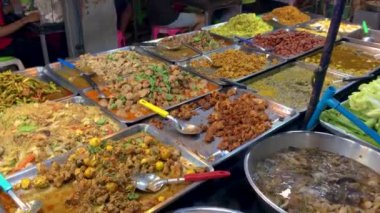5 Mart 2022. The epprasit Night Market, Pattaya Tayland. Köri, çorba ve diğer ıslak Tayland mutfağı bir satıcı masasında servis edilir..