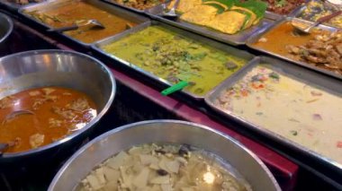 5 Mart 2022. The epprasit Night Market, Pattaya Tayland. Köri, çorba ve diğer ıslak Tayland mutfağı bir satıcı masasında servis edilir..