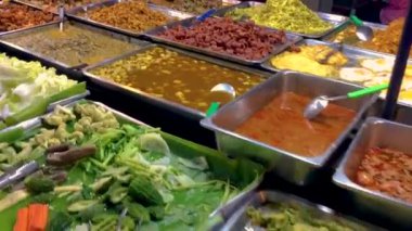 5 Mart 2022. The epprasit Night Market, Pattaya Tayland. Köri, çorba ve diğer ıslak Tayland mutfağı bir satıcı masasında servis edilir..