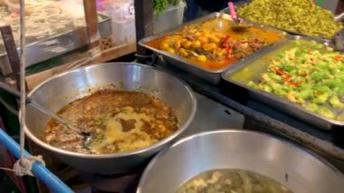 5 Mart 2022. The epprasit Night Market, Pattaya Tayland. Köri, çorba ve diğer ıslak Tayland mutfağı bir satıcı masasında servis edilir..