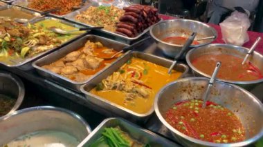 5 Mart 2022. The epprasit Night Market, Pattaya Tayland. Köri, çorba ve diğer ıslak Tayland mutfağı bir satıcı masasında servis edilir..