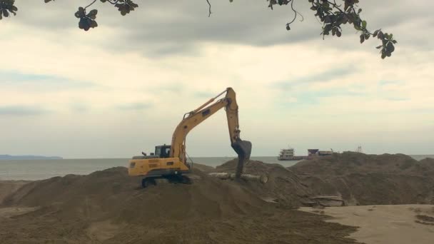 2022年3月1日 泰国琼蒂安海滩 Jomtien Beach 大型挖掘机用停泊在泰国湾的船只带来的沙子构筑了海岸线 — 图库视频影像