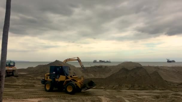 2022年3月1日 泰国琼蒂安海滩 Jomtien Beach 大型挖掘机用停泊在泰国湾的船只带来的沙子构筑了海岸线 — 图库视频影像