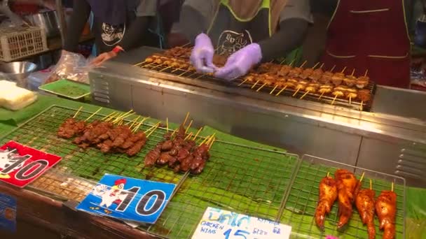 March 2022 Thepprasit Night Market Pattaya Thailand Local Vendor Grills — Stock Video