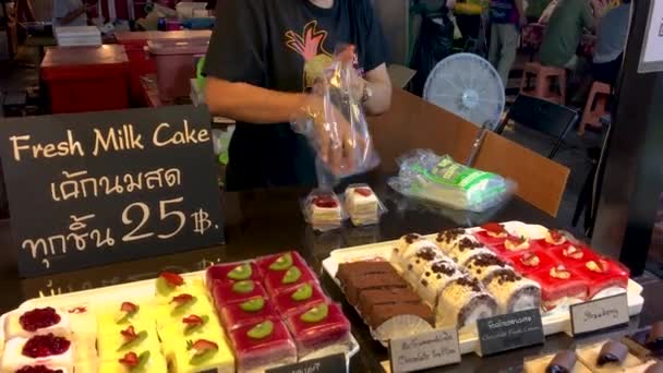 Marca 2022 Targ Nocny Thepprasit Pattaya Tajlandia Różne Ciasta Smakołyki — Wideo stockowe