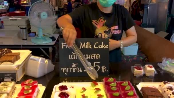 March 2022 Thepprasit Night Market Pattaya Thailand Various Cakes Treats — Stock Video