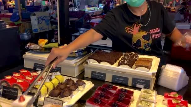 2022년 파타야의 테프라시트 야시장 관광객과 현지인에게 판매되는 다양한 케이크와 — 비디오