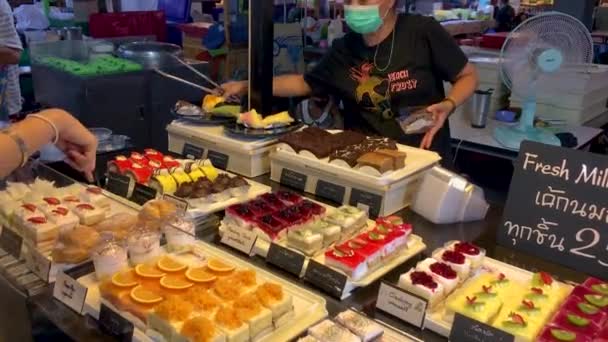 March 2022 Thepprasit Night Market Pattaya Thailand Various Cakes Treats — Stock Video