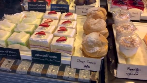 2022년 파타야의 테프라시트 야시장 관광객과 현지인에게 판매되는 다양한 케이크와 — 비디오
