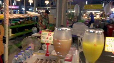 5 Mart 2022. The epprasit Night Market, Pattaya Tayland. Taze yapılmış, buz gibi içecekler servis eden bir satıcı..