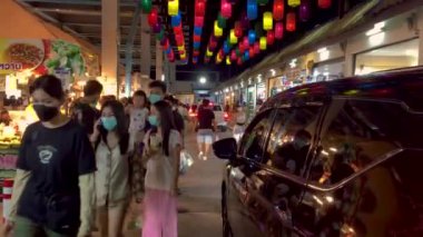 5 Mart 2022. The epprasit Night Market, Pattaya Tayland. Sıcak ve yoğun bir akşamda pazara giriyoruz..