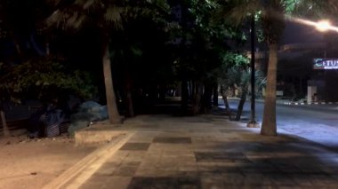 5 Nisan 2022 - Jomtien Sahili, Chonburi, Tayland. Güneşin doğuşundan önceki sabahın erken saatlerinde karanlık ve loş bir gezinti alanında yürüyorum..